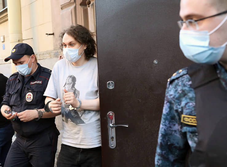 Блогер Юрий Хованский (в центре), обвиняемый в оправдании терроризма, после окончания заседания суда