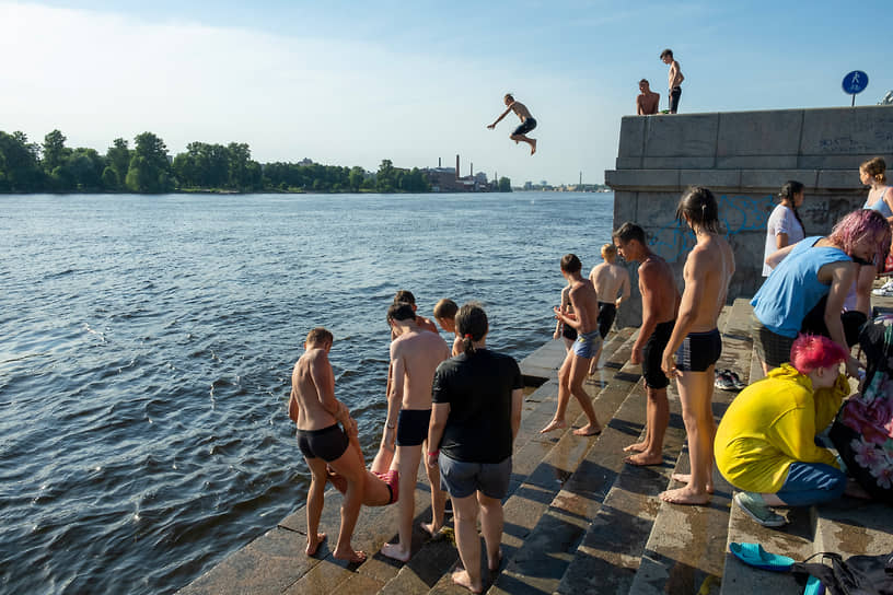 Подростки прыгают в реку Неву с набережной во время жары