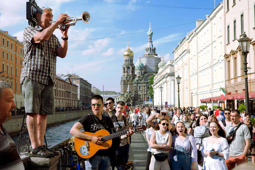 Уличный музыкант во время выступления на канале Грибоедова
