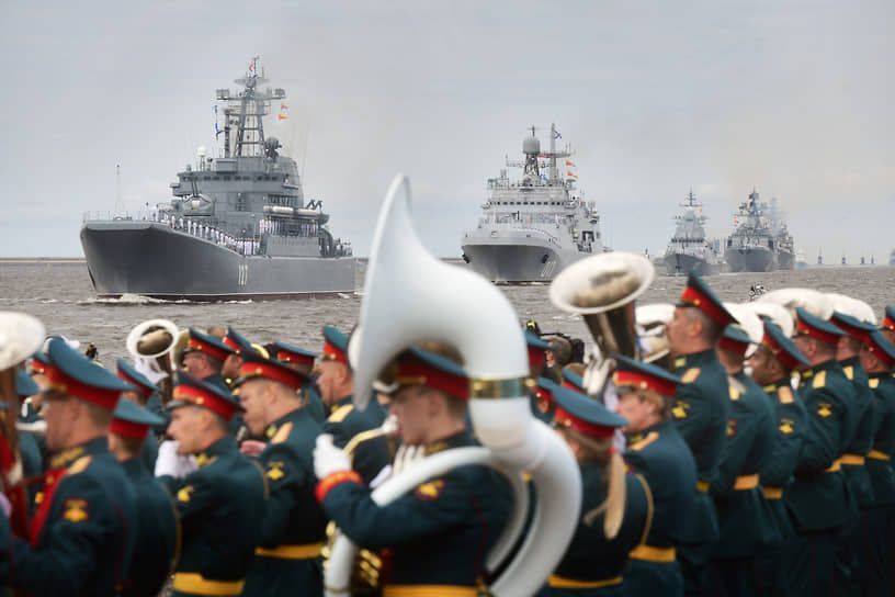 Военно-морской парад в честь Дня Военно-морского флота России. Военные корабли во время парада в Кронштадте