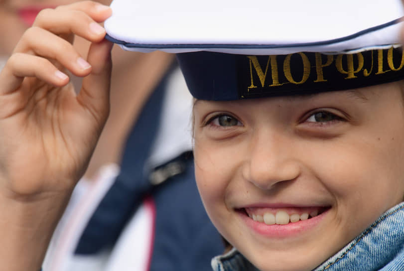 Девочка позирует фотографу во время парада в честь Дня Военно-морского флота России в Кронштадте