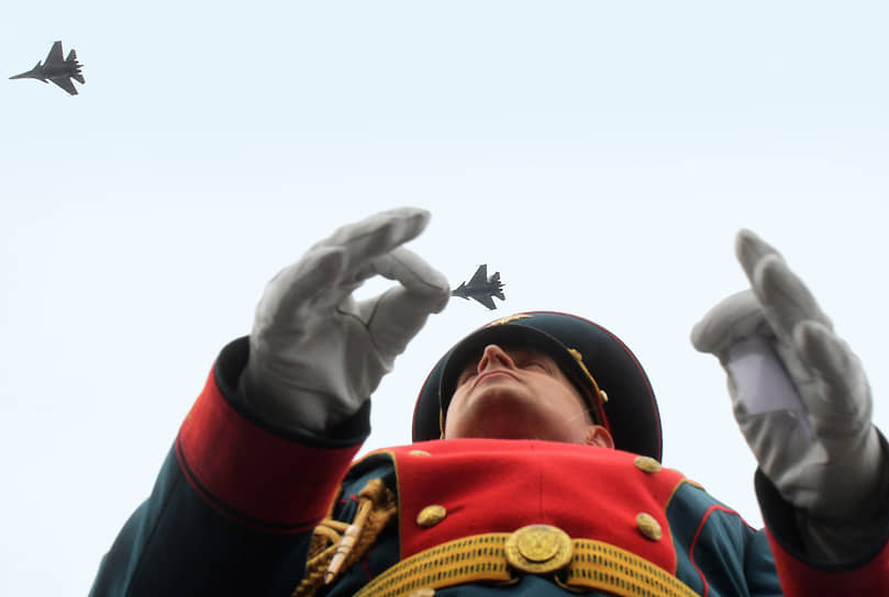 Дирижер военного оркестра во время воздушной части парада в честь Дня Военно-морского флота (ВМФ) России в Кронштадте