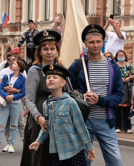 Народные гуляния в честь Дня Военно-морского флота России в центре Санкт-Петербурга