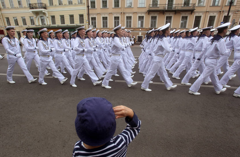 Празднование Дня Военно-морского флота (ВМФ) России. Военные моряки идут строем в центре Санкт-Петербурга