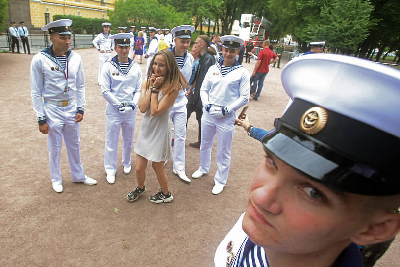 Празднование Дня Военно-морского флота (ВМФ) России. Народные гуляния в центре Санкт-Петербурга