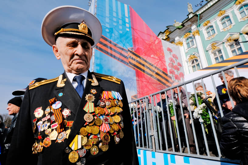 Военный парад на Дворцовой площади в Санкт-Петербурге, посвященный 77-ой годовщине Победы в Великой Отечественной войне. Ветеран Великой Отечественной войны во время парада