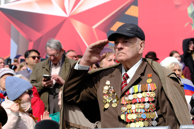 Военный парад на Дворцовой площади в Санкт-Петербурге, посвященный 77-ой годовщине Победы в Великой Отечественной войне. Зрители во время парада