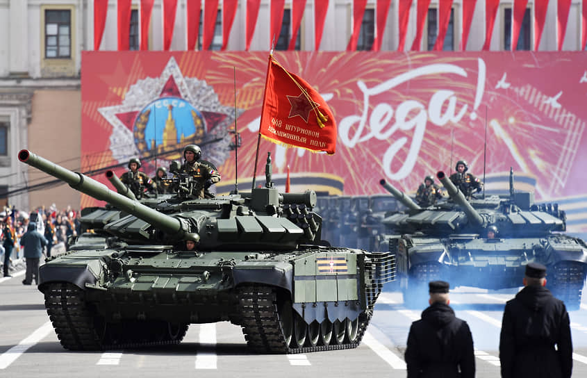 Парад Победы на Дворцовой площади в честь 77 годовщины Победы в Великой Отечественной Войне. Танки Т-90 во время парада
