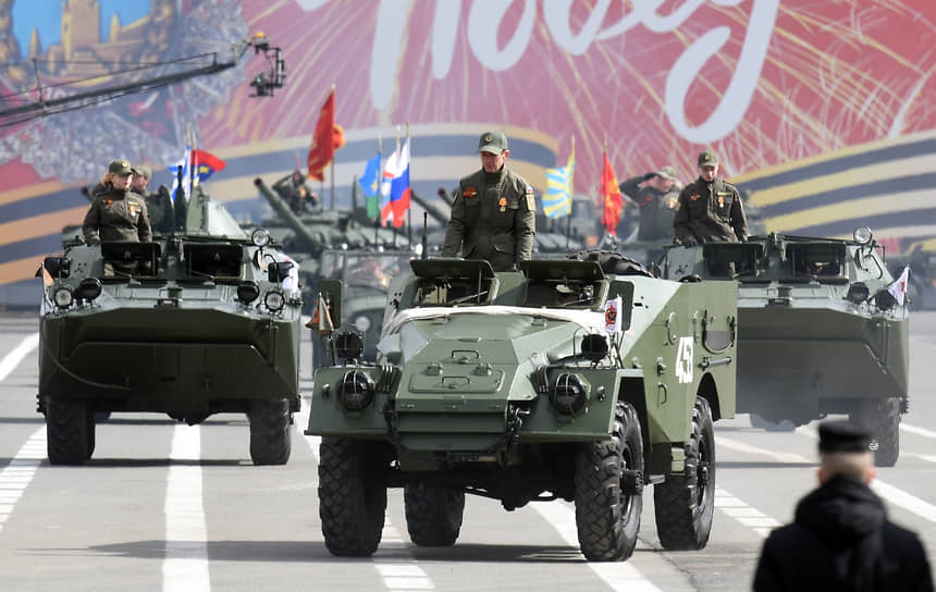 Военный парад на Дворцовой площади, посвященный 77-ой годовщине Победы в Великой Отечественной войне. БТР-40 во время парада