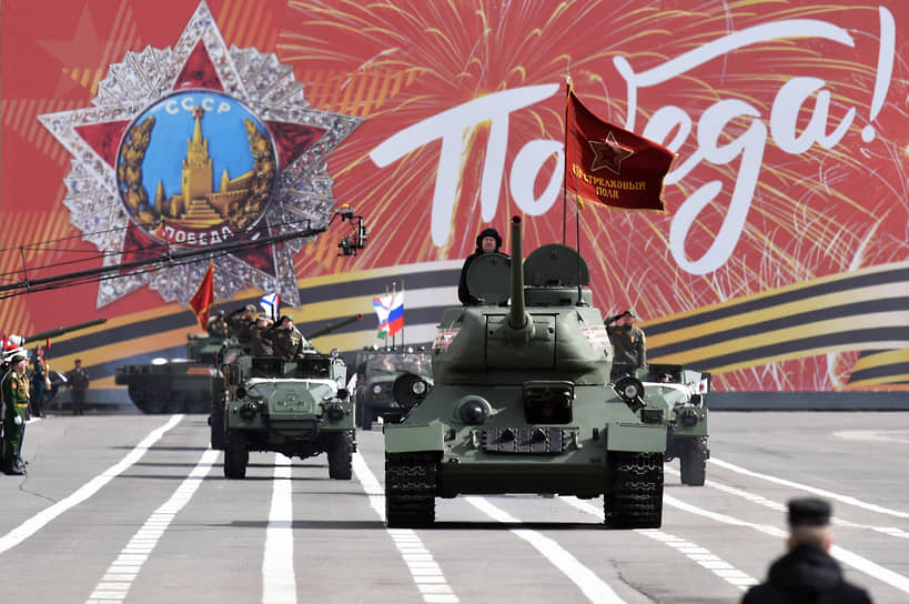 Военный парад на Дворцовой площади, посвященный 77-ой годовщине Победы в Великой Отечественной войне. Танк Т-34 во время парада