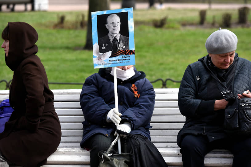 Празднование 77-ой годовщины Победы в Великой Отечественной войне. Участники шествия после акции памяти &quot;Бессмертный полк&quot;