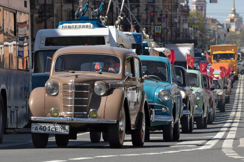 III Международный транспортный фестиваль SPbTransportFest. Ретро-автомобили во время парада на Невском проспекте