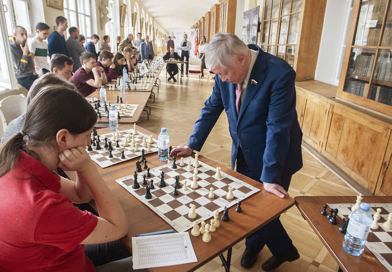 Сеанс одновременной игры чемпиона мира по шахматам Анатолия Карпова со студентами Санкт-Петербургского государственного университета в здании Двенадцати коллегий