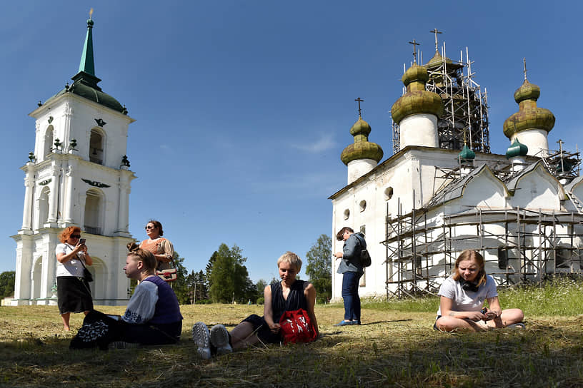 Предтеченская церковь и колокольня на центральной площади в Каргополе