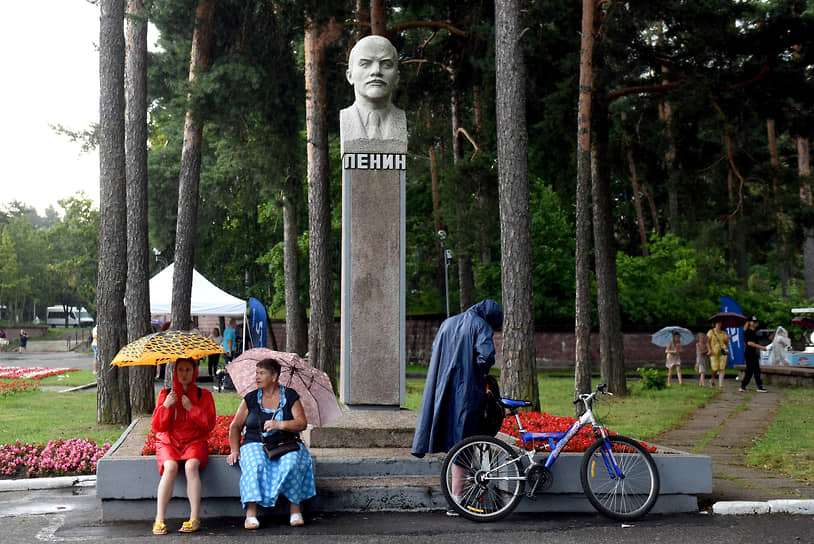 Памятник Ленину в центре города Сосновый бор