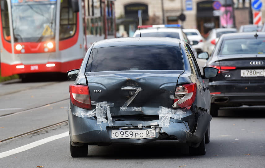 Аварийный автомобиль &quot;Лада&quot; Granta на дороге в центре города