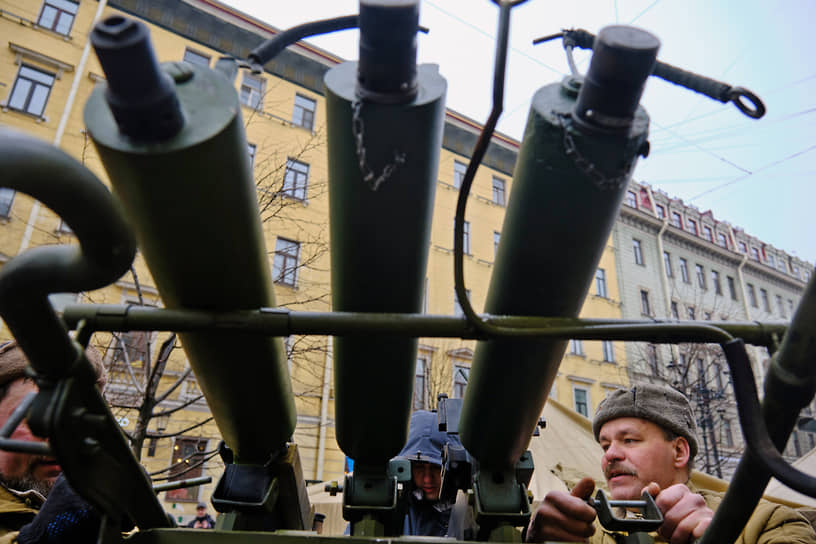 Выставка вооружений и военной техники времен Второй мировой войны приуроченная к выходу 26 марта 1944 года Советских войск к западным границам СССР