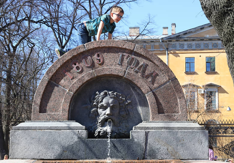 Мальчик на фонтане в Воронихинском сквере