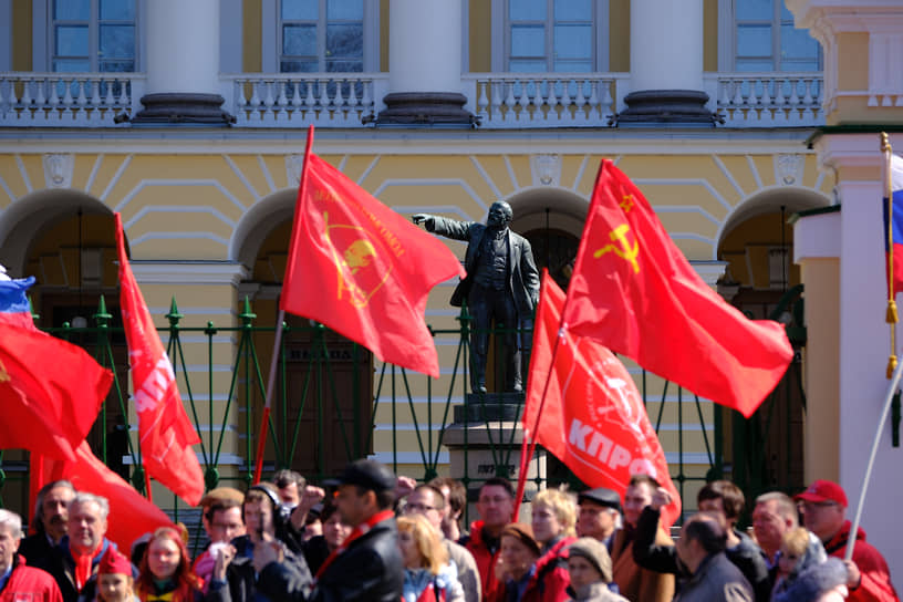 Сторонники КПРФ во время проведения акции в честь 1 мая возле Смольного