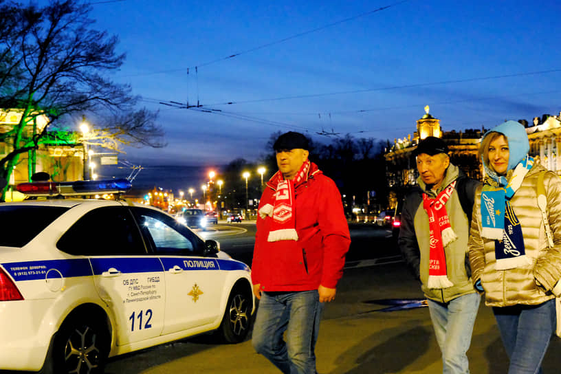 Болельщики ФК «Зенит» и ФК «Спартак» в центре города после победного матча ФК «Зенит» в Российской Премьер-Лиге