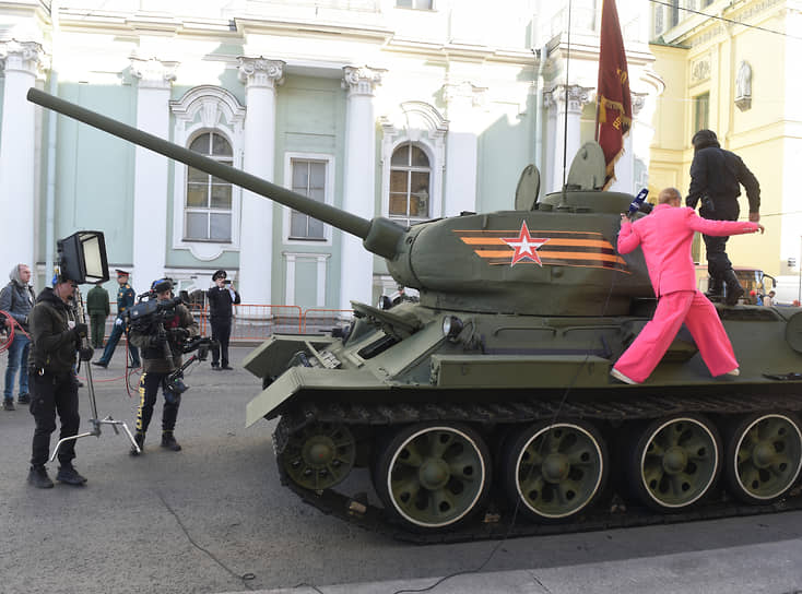 Танк Т-34 перед началом Парада