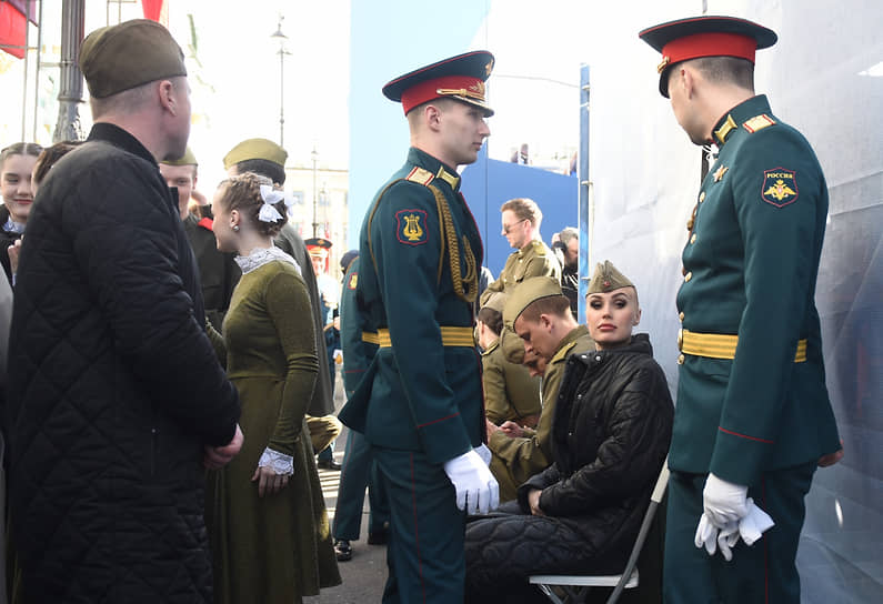 Участники парада перед началом прохождения