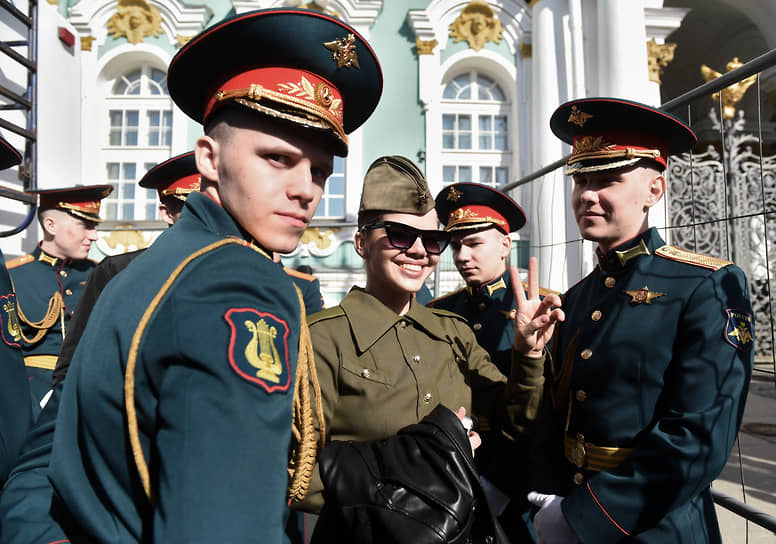 Участники парада перед началом прохождения