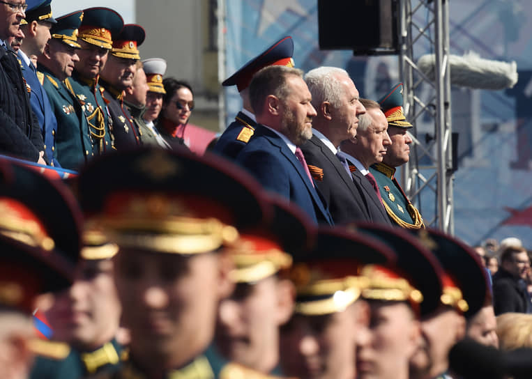 Председатель Законодательного Собрания Санкт?Петербурга Александр Бельский (в центре), полномочный представитель президента в Северо-Западном федеральном округе Александр Гуцан (третий справа) и губернатор Санкт-Петербурга Александр Беглов (второй справа) во время парада