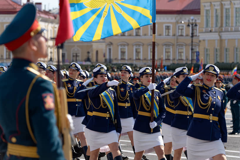 Военнослужащие во время парада