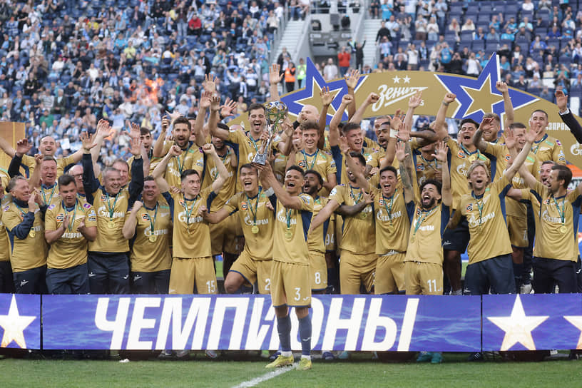 Игроки команды &quot;Зенит&quot; с кубком Российской Премьер-Лиги во время церемонии награждения