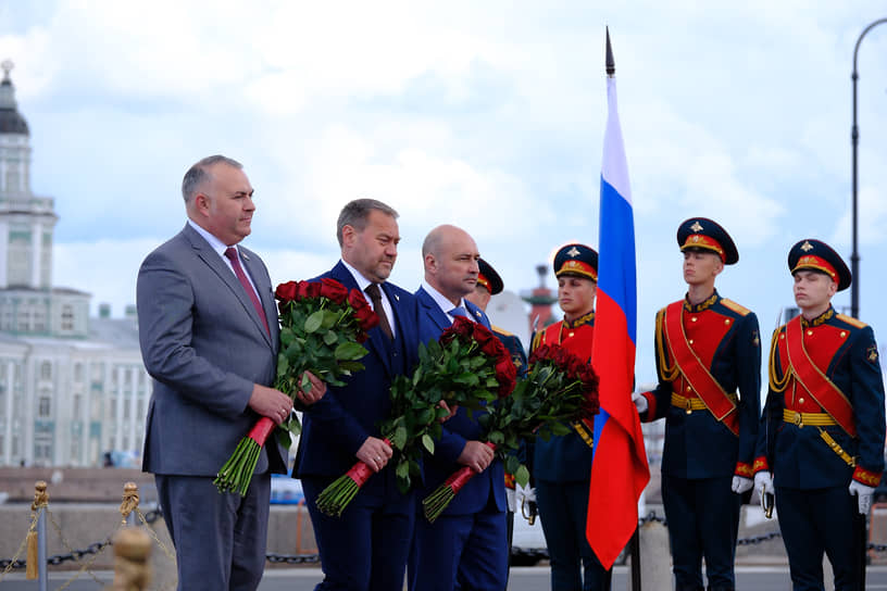  Председатель Законодательного собрания Санкт-Петербурга Александр бельский (второй слева) во время церемонии