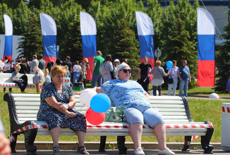 Отдыхающие в «День России» возле стадиона «Газпром Арена»