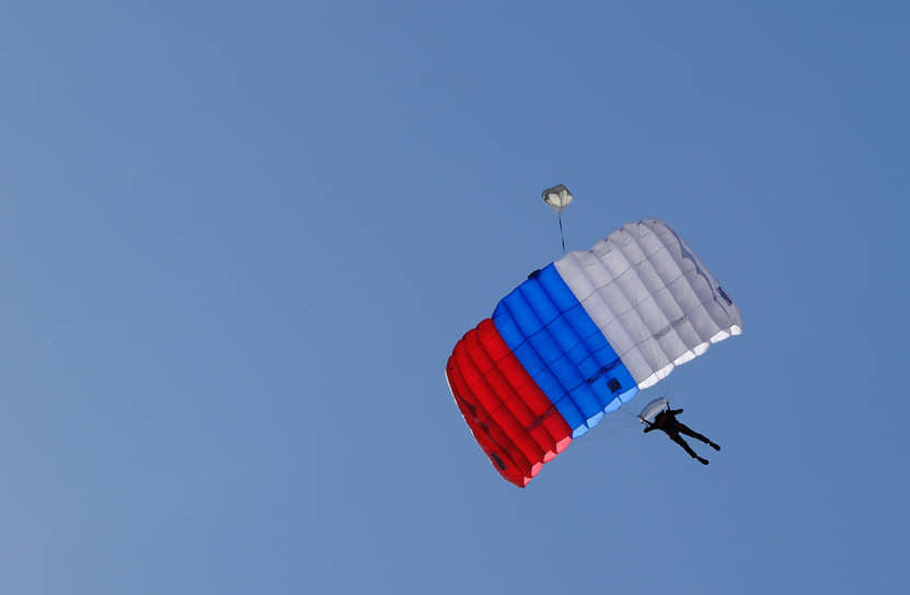 Блогер, мастер спорта России по фитнесу Сергей Бойцов во время прыжка с парашютом в цветах российского флага с «Лахта Центра» в честь «Дня России»