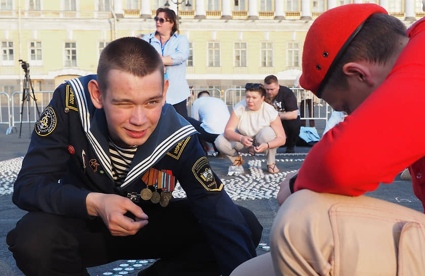 Акция «Свеча памяти», приуроченная ко Дню памяти и скорби, на Дворцовой площади