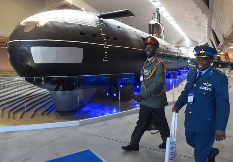 Международный военно-морской салон в Кронштадте на территории туристско-рекреационного кластера «Остров Фортов». Участники салона во время осмотра экспозиции предприятий кораблестроительной отрасли