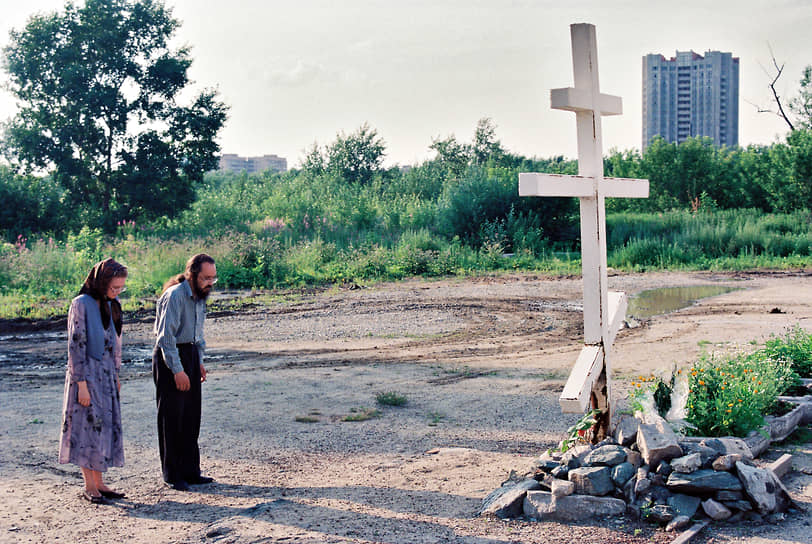 15.07.1998. Паломники у поклонного креста на месте дома инженера Н. Н. Ипатьева, в подвале дома которого в ночь с 16 на 17 июля 1918 года был расстрелян вместе с семьёй и прислугой Николай II