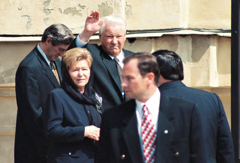 18.07.1998. Президент Российской Федерации Борис Ельцин с супругой Наиной Ельциной после церемонии похорон Николая II и его семьи в Петропавловском соборе Петропавловской крепости