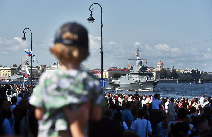 Малый ракетный корабль &quot;Советск&quot; во время парада