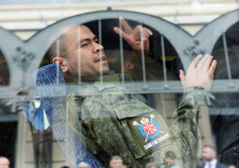 В октябре прошлого года с Витебского вокзала также провожали петербуржцев, который теперь проходят службу в танковом батальоне «Аврора»