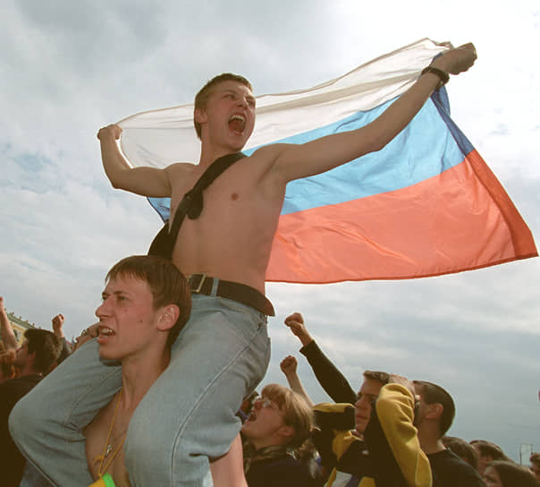 Отмечать День флага 22 августа в современной России начали с 1994 года. Тогда президент уже новой страны Борис Ельцин подписал указ «О Дне Государственного флага Российской Федерации»
