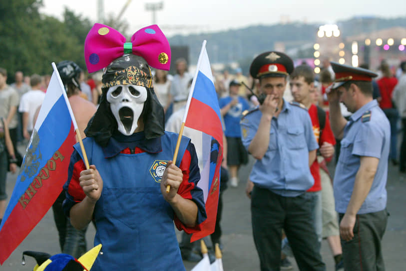 Праздновать день триколора решили еще и «в целях воспитания у нынешнего и будущих поколений граждан России уважительного отношения к государственным символам»