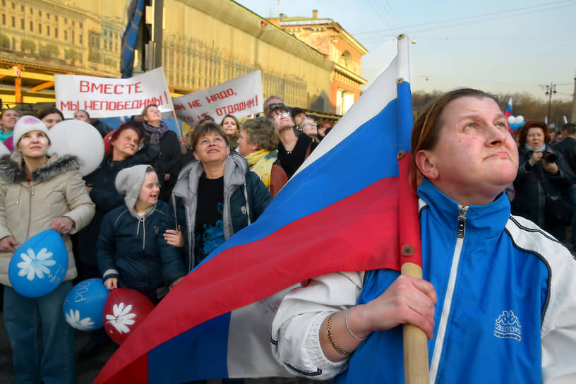 Уже в марте 2014 года триколор сопровождал акции в честь присоединения Крыма к России. Митинги, организованные патриотическими, ветеранскими и молодежными движениями, прошли по всей стране 18 марта. В Петербурге акция прошла на Конюшенной площади