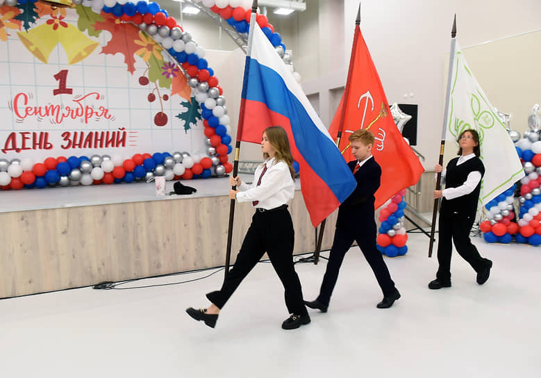 С 1 сентября 2022 года в общеобразовательных школах происходит еженедельное поднятие Государственного флага России