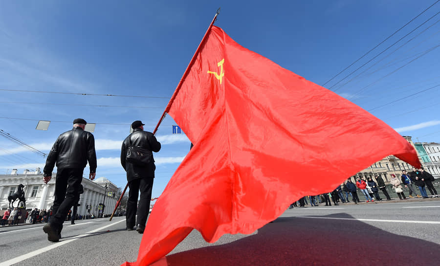 В 1918 году трехцветное полотно стало однотонным — СССР взял себе красный «кумачовый» флаг. Триколор же стал знаменем белой армии. Флаг Советского Союза — красное полотно с серпом и молотом и пятиконечной красной марсовой звездой в углу — официально утвердили в 1924 году
