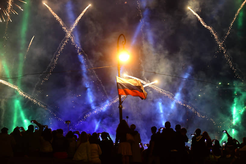 Создание праздника напрямую связали с событиями трехлетней давности — «с восстановлением 22 августа 1991 г. исторического российского трехцветного государственного флаг»