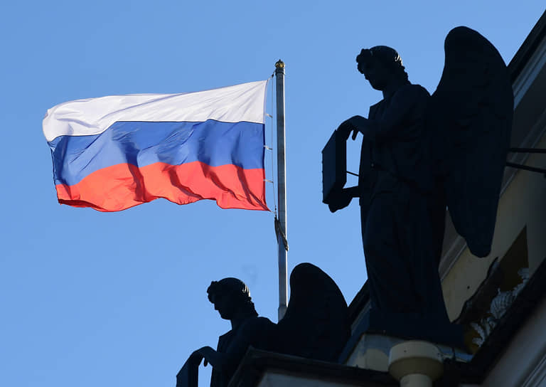 1 ноября 1991 года флаг был утвержден Съездом народных депутатов РСФСР. Уже через два года описание цветов флага поменяли на белый — синий — красный и закрепили в принятой 12 декабря 1993 года Конституции РФ