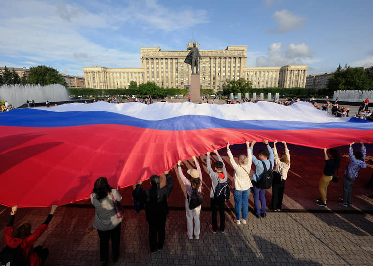 День Государственного флага России в Санкт-Петербурге 2023 года. На Московской площади участники мероприятия развернули 50-метровый флаг России