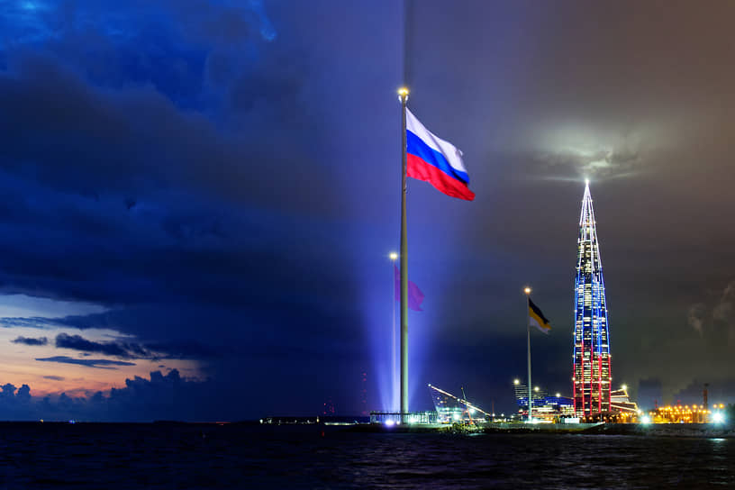 Флаг Российской Федерации на фоне «Лахта-центра» в цветах флага России