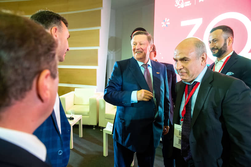 Сергей Иванов, Михаил Алексеев и Виктор Адамов  на панельной дискуссии
