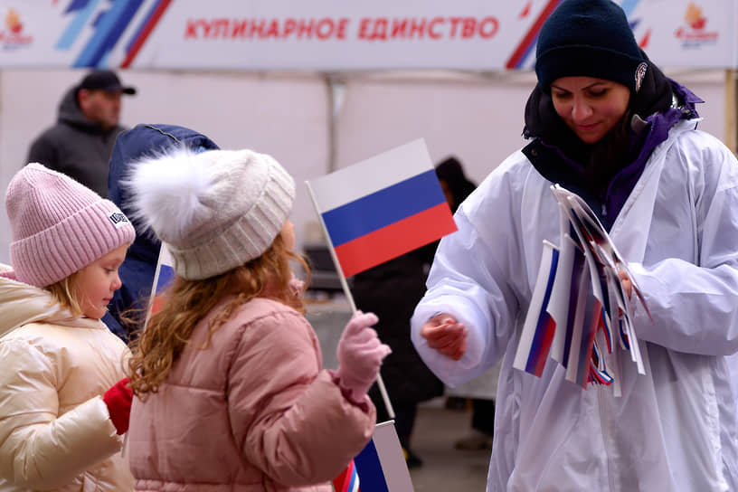 Празднование Дня народного единства на Малой Конюшенной улице. Горожане во время празднования